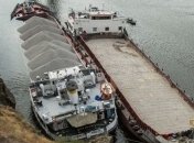 В Запорожье тонет баржа с щебнем