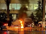 У Києві на парковці спалахнули автомобілі