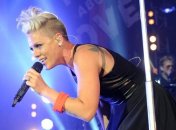 Пинк подралась с парнем в новом клипе