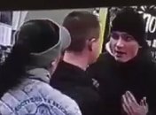 Карма настигла мгновенно: мужчина ударил ногой по лицу женщину-кассира и тут же получил ответку (видео)