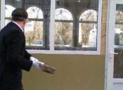 Одесский мэр разбил кувалдой стекла в ларьке