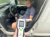 Мужчина прошел проверку на алкотестере