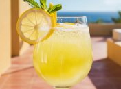 Этот лимонад станет вашим спасителем в летнюю жару (изображение создано с помощью ИИ)
