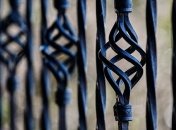 Мужчина застрял в заборе на вокзале в Нежине (Видео)