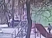 10-летний мальчик погиб от рук собственного брата на детской площадке (видео)