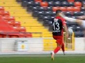 В Турции футболист ногой в прыжке нокаутировал соперника (видео)