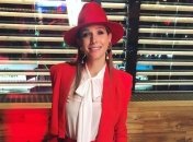 Катя Осадчая восхитила малиновым платьем