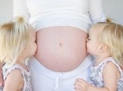 Трехлетняя девочка спасла беременную маму