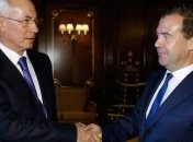 Азаров считает сложными переговоры с Медведевым