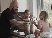 Чем занимаются папы в декрете: 15 историй в фотографиях