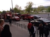 Хлопок и сразу огонь: в Киеве загорелся торговый центр (видео)