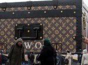 Кремль распорядился о демонтаже гигантского чемодана Louis Vuitton