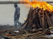 На берег священной реки в Индии выбрасываются тела сотен жертв коронавируса (видео)