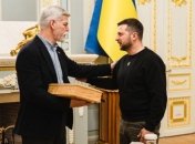 Зеленському вручили подарунок