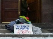 "Постирать до завтра": к зданию ФСБ в Петербурге начали приносить грязную одежду