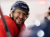 В НХЛ российский хоккеист ударил соперника клюшкой между ног (видео)