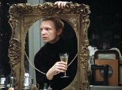 Кадр із фільму — Женя Лукашин із келихом