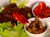 Грудинка тушеная в красном бульоне с гарниром