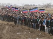 На Донбассе боевики принудительно сгоняют людей отмечать 9 мая