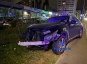 Водій Infinity після аварії поїхав додому на іншому авто