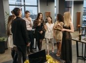 Зробіть знак уваги співробітниці