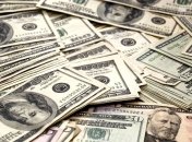 Украинцы покупают валюту больше, чем продают