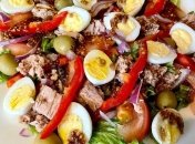 Салат получается свежим, сочным и достаточно сытным благодаря тунцу