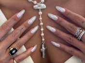 Найтрендовіший влітку 2022 року — глазурований манікюр