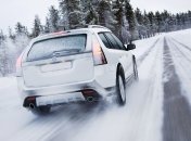 Авто на зимовій дорозі