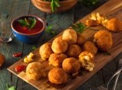 Найкраща закуска — хрусткі сирні кульки