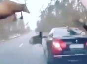 Олени, перебегая дорогу, чуть не затоптали машину - момент наскока попал на видео