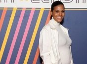 Вечерний образ для будущей мамы: Тина Кунаки очаровала белым образом в Париже