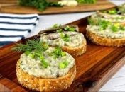 Намазка из икры мойвы и плавленного сыра быстро утолит голод