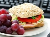 Почему кушать на рабочем месте опасно для здоровья? 