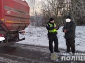 Полицейский фиксирует обстоятельства смертельной аварии