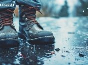 Обувь можно защитить от промокания в домашних условиях (изображение создано с помощью ИИ)