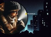 Девушка светит фонариком