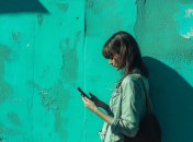 Дівчина з телефоном