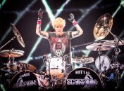 Американский барабанщик Джеймс Коттак