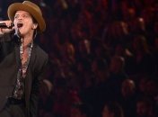  Бруно Марс представил сингл про самогон