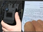 Процесс вручения повестки снимают на нагрудную камеру