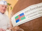 Британский кондитер создал двухметровое шоколадное яйцо