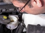 Бачок полный, а тормоза как ватные: признаки, что пора менять тормозную жидкость