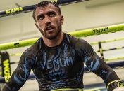 Тренер Кроллы попросил взвесить перчатки Ломаченко