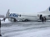 "Сел на брюхо": В России у самолета при посадке отказало шасси (Видео)