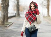 Шарф может стать не только аксессуаром для защиты шеи, но и заменить шапку