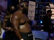 Боксер отправил непобедимого супертяжа в тяжелый нокаут (видео)