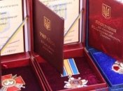 Президент наградил более 150 военных 