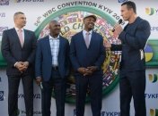 Кличко и Льюис поспорили в соцсетях