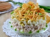 Слоенный салат из куриного филе и капусты - простой рецепт